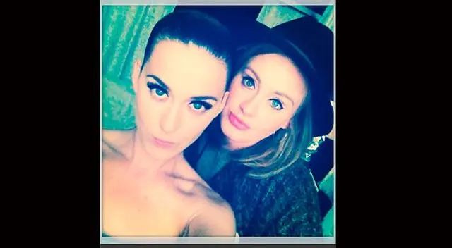 La californiana de ojos azules con pelo rosado, negro, rubio y verde, siempre bella.