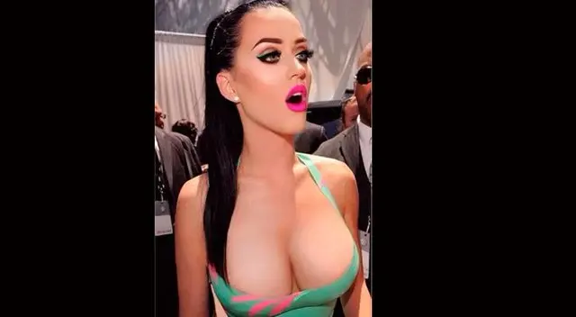 La californiana de ojos azules con pelo rosado, negro, rubio y verde, siempre bella.