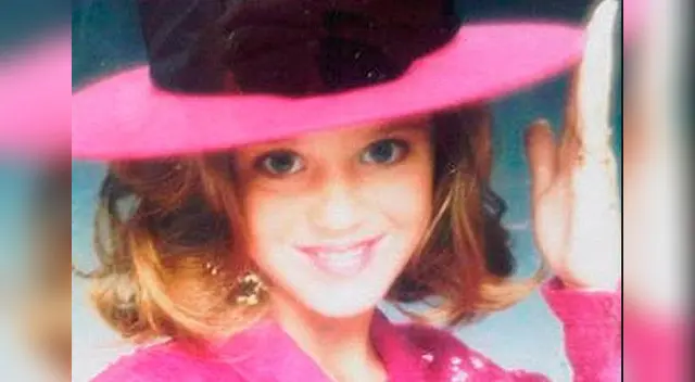 La californiana de ojos azules con pelo rosado, negro, rubio y verde, siempre bella.