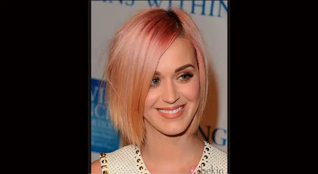 La californiana de ojos azules con pelo rosado, negro, rubio y verde, siempre bella.