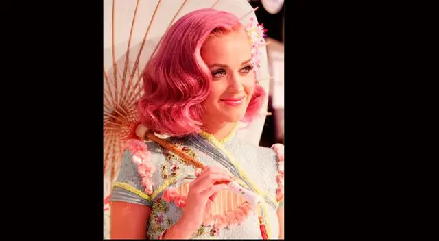 La californiana de ojos azules con pelo rosado, negro, rubio y verde, siempre bella.