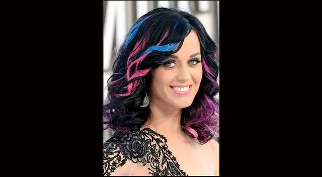 La californiana de ojos azules con pelo rosado, negro, rubio y verde, siempre bella.