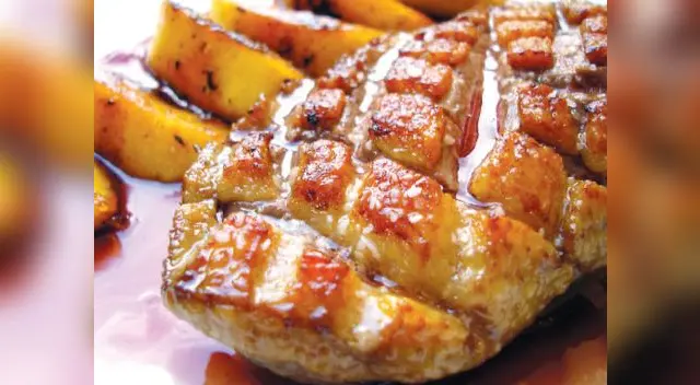 El secreto del chef: Para destacar este delicioso plato sirve con bolitas de papa empanizadas con castañas. 