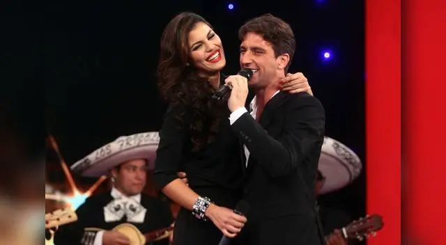 Apasionado beso fue a pedido del público asistente al programa de Magaly Medina. Apasionado beso fue a pedido del público asistente al programa de Magaly Medina.