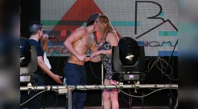 Bailó tema Candy y se despojó de su polo.