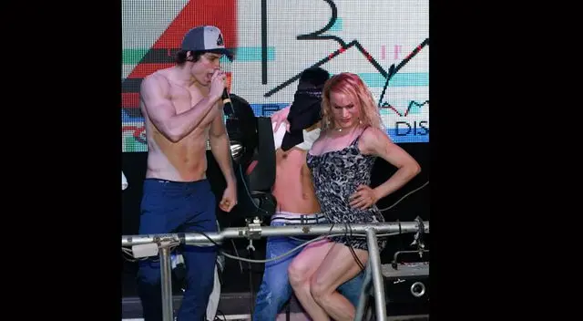 Bailó tema Candy y se despojó de su polo.