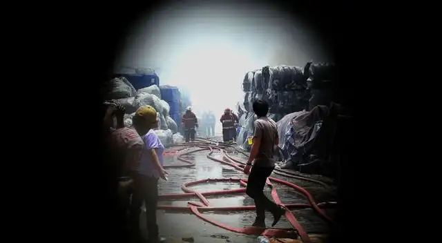 Los bomberos tardaron horas en sofocar el siniestro. Los bomberos tardaron horas en sofocar el siniestro.