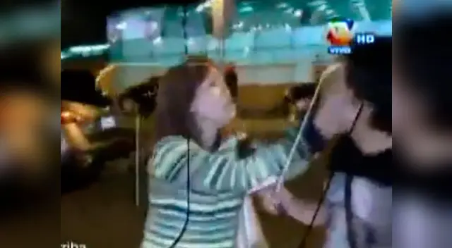 Conductora le tomó de los cachetes a joven periodista y se burló de él. Conductora le tomó de los cachetes a joven periodista y se burló de él.