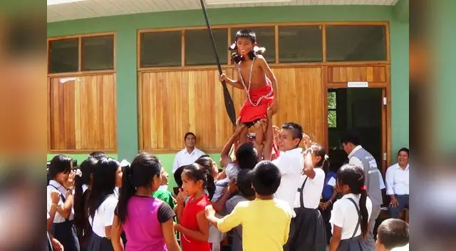 Edvin Chijiap Chamikag junto a sus amigos. Edvin Chijiap Chamikag junto a sus amigos.
