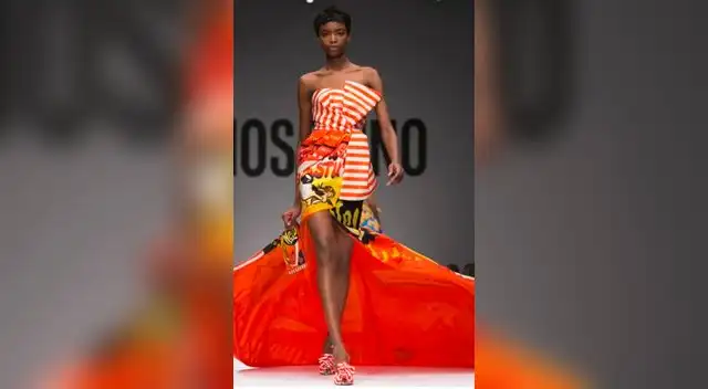 Katy Perry y una versión del disfraz de 'cheeto' a modo de vestido