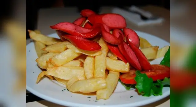 Celebre el 'día de la salchipapa' pero consuma con moderación.