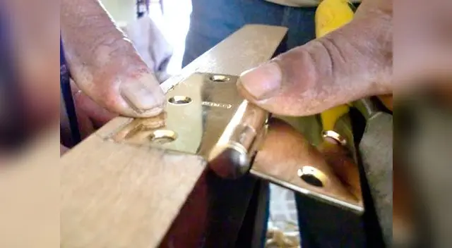 Es normal que, después de muchos años de uso, las bisagras empiecen a sonar. 