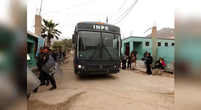 Por la mañana, una tensa calma se apreciaba en las afueras del penal. 