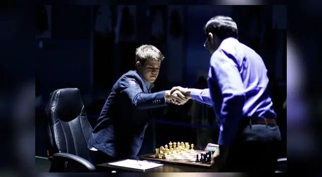 Carlsen y Anand se dan la mano al inicio de la sétima jornada.