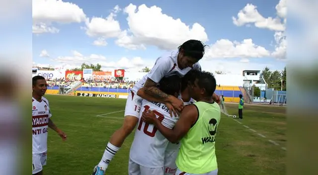 Orejuela (10) recibe el abrazo de sus compañeros.