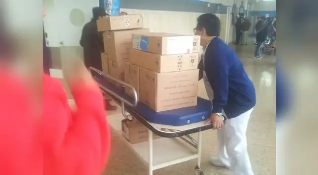 La calle no calla: usan camillas para cargar cajas. La calle no calla: usan camillas para cargar cajas.