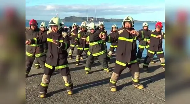 Estos bomberos mostraron su destreza en el baile con sus pesados trajes