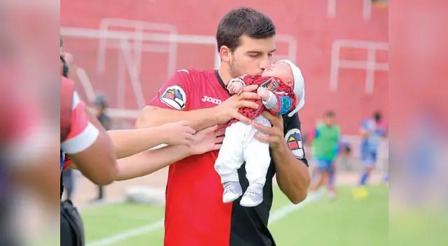 Cuesta celebra con su hijito. 