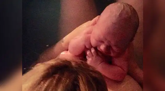 Página de Facebook 'The Positive Birth Movement' es bloqueada por foto de mujer dando a luz