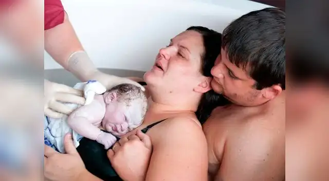 Página de Facebook 'The Positive Birth Movement' es bloqueada por foto de mujer dando a luz