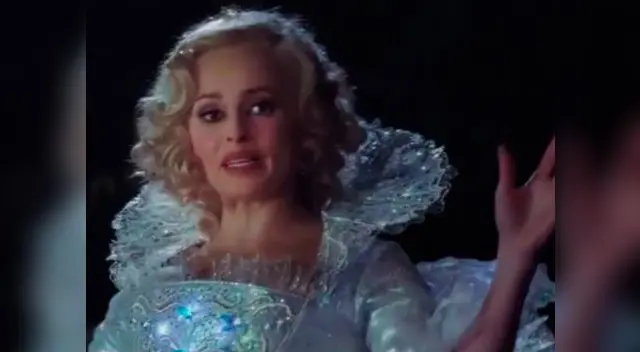 Una rubia Helena Bonham Carter interpretará al Hada Madrina de Cenicienta. Una rubia Helena Bonham Carter interpretará al Hada Madrina de Cenicienta.