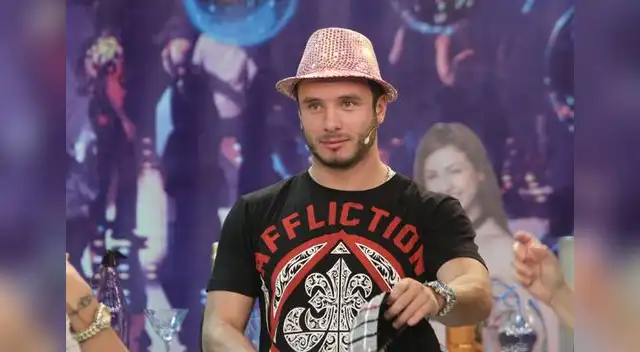 Le suelta los perros a piloto.