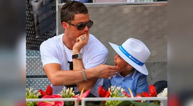 Cristiano Ronaldo y su hijo compartieron tierna imagen junto a su arbolito Cristiano Ronaldo y su hijo compartieron tierna imagen junto a su arbolito