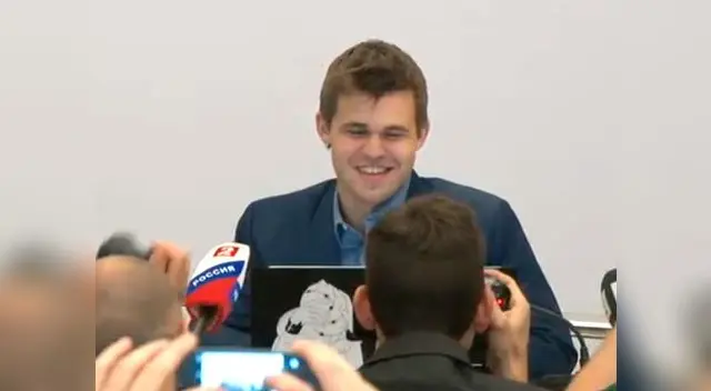 Evidente alegría de Magnus Carlsen al revalidar este domingo su título mundial.