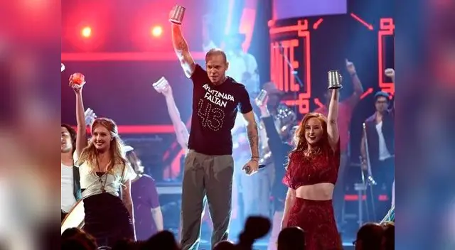 Presentador mejicano pide deportación de René Pérez, 'Residente' de Calle 13 por usar camiseta alusiva a crimen de Ayotzinapa.