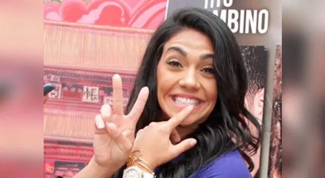 Vania Bludau se mofa de sí misma. Vania Bludau se mofa de sí misma.