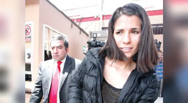 Eva Bracamonte a la salida de la diligencia judicial.