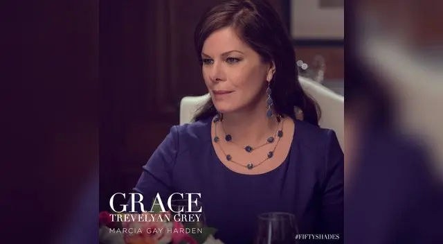 Marcia Gay Harden como Grace Trevelyan, madrastra de Christian Grey en filme '50 sombras de Grey'