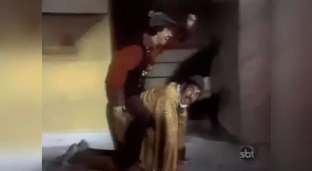 Carlos Villagrán y Rubén Aguirre en un escena graciosa al cantar 'Taca la petaca'. Carlos Villagrán y Rubén Aguirre en un escena graciosa al cantar 'Taca la petaca'.