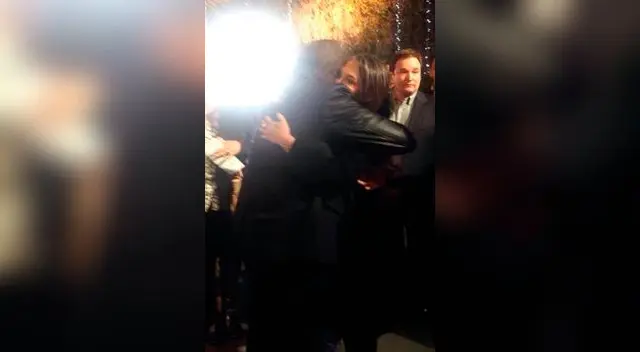 Kiko' y 'doña Florinda' se abrazab en misa de 'Chespirito'.