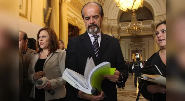 Acusó a legislador de comportarse como un tinterillo. Acusó a legislador de comportarse como un tinterillo.