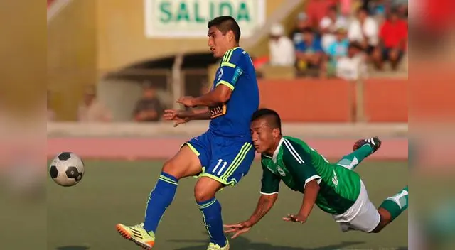 Ávila le hace perder el equilibrio a un defensa local y remata, pero sin dirección.