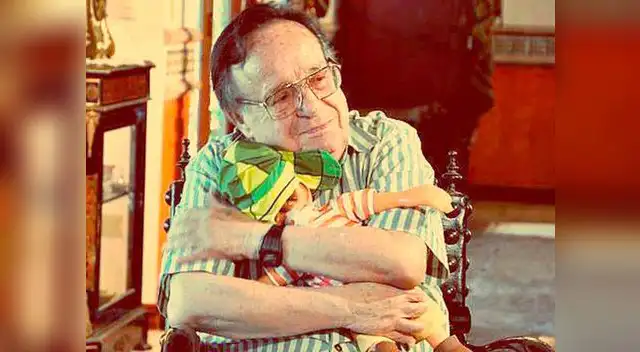 Chespirito cogiendo un muñeco de una de sus máximas creaciones: El Chavo del Ocho.