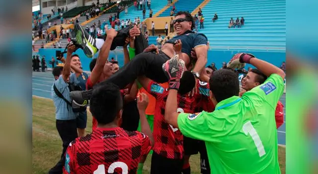 La celebración de la reserva del dominó. La celebración de la reserva del dominó.