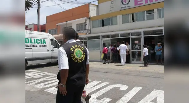 La policía llegó al hospital para interrogar al herido.