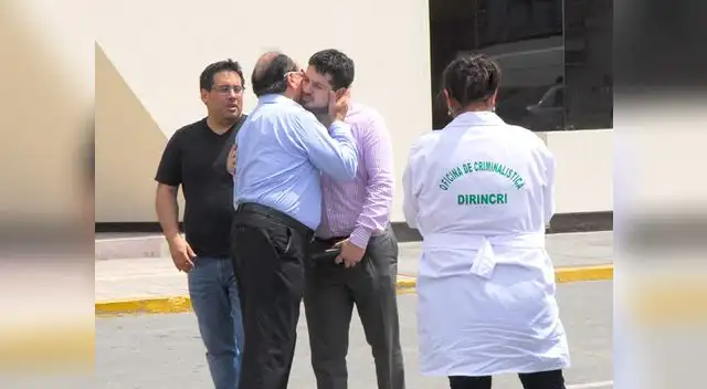 Ex congresista abraza a su hijo frente a las instalaciones de la Dirincri.