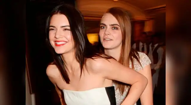 Kendall Jenner y Cara Delevingne captadas en sugerente pose.
