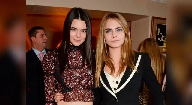 Kendall Jenner y Cara Delevingne captadas en sugerente pose.