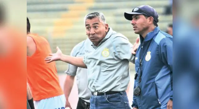 ¿Y ahora qué hago? Parece decir el buen entrenador .