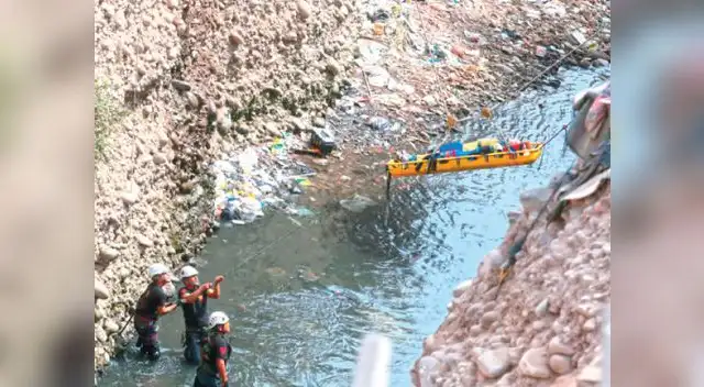 Su cuerpo fue introducido en una camilla para ser sacado. 