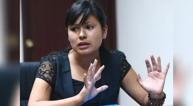 Llegó en patrullero y chaleco antibalas. 