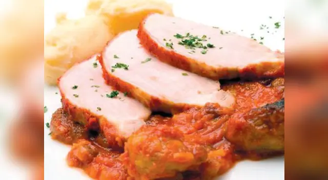 Tu cena navideña debe tener una porción de cerdo,  ensalada y camote (o papa). 