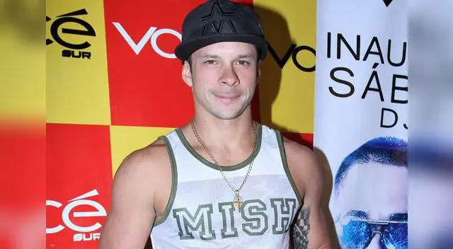 Piloto sigue sacando sus cosas de su casa. 