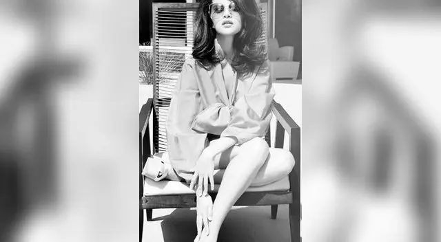 Selena Gómez explota su sensualidad posando a lo Jackie Keneddy. Selena Gómez explota su sensualidad posando a lo Jackie Keneddy.