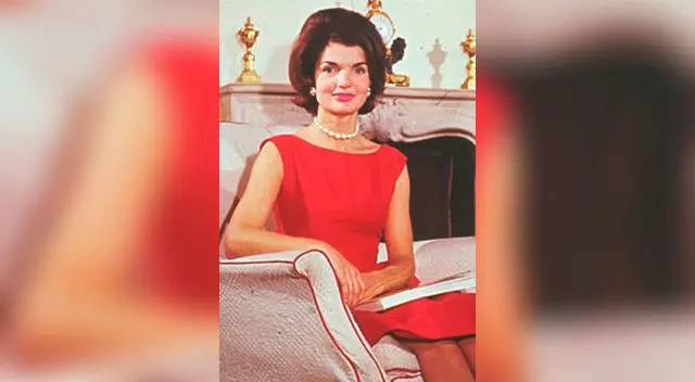 Selena Gómez explota su sensualidad posando a lo Jackie Keneddy. Selena Gómez explota su sensualidad posando a lo Jackie Keneddy.