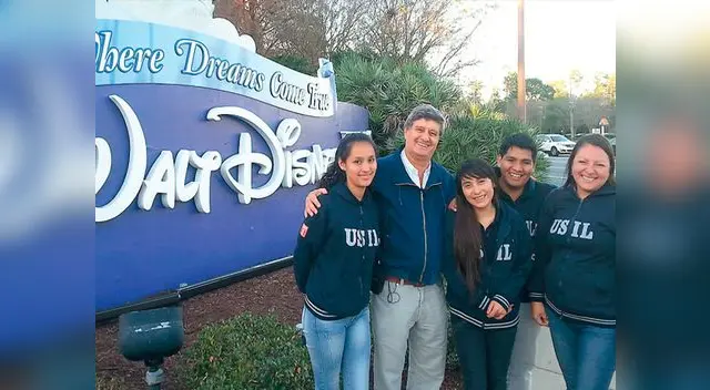 Raúl diez canseco con los jóvenes estudiantes. Raúl diez canseco con los jóvenes estudiantes.